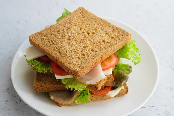 Gezonde Sandwich Met Groenen Ham Met Tomaten Kaas Plaat Lunch — Stockfoto