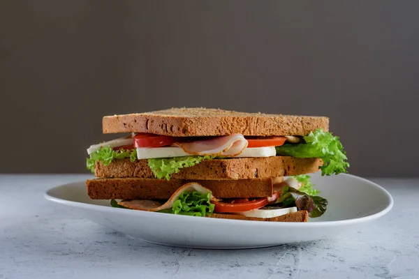 Gesundes Sandwich Mit Gemüse Und Schinken Mit Tomaten Und Käse — Stockfoto