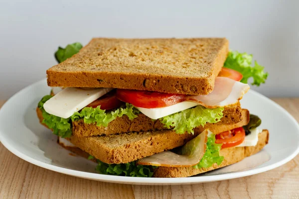 Teller Mit Gesundem Sandwich Mit Gemüse Und Schinken Mit Tomaten — Stockfoto