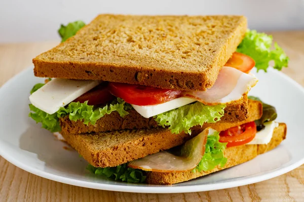 Teller Mit Gesundem Sandwich Mit Gemüse Und Schinken Mit Tomaten — Stockfoto