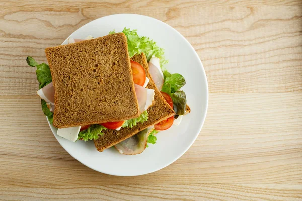 Teller Mit Gesundem Sandwich Mit Gemüse Und Schinken Mit Tomaten — Stockfoto