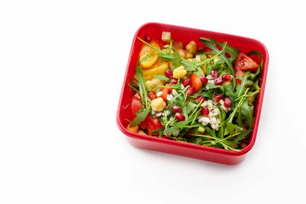 Salada Com Grãos Sementes Romã Recipiente Plástico Vermelho Sobre Fundo — Fotografia de Stock