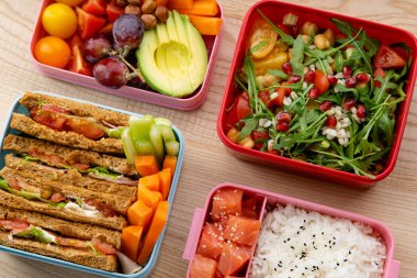 Bento kutular ahşap masa üzerinde sağlıklı öğle yemekleri ile yaratıcı düzeni. Günlük ofis öğle yemeği kavramı
