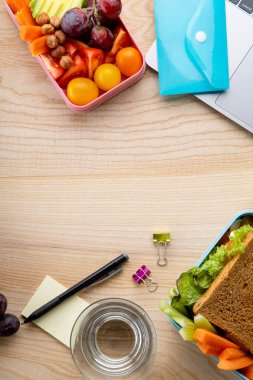  bento kutular ahşap masa, günlük ofis dizüstü yakınındaki sağlıklı öğle yemeklerinde kavramı Öğle Yemeği