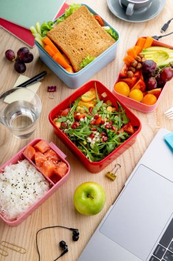  bento kutular ahşap masa, günlük ofis dizüstü yakınındaki sağlıklı öğle yemeklerinde kavramı Öğle Yemeği