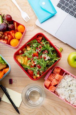  bento kutular ahşap masa, günlük ofis dizüstü yakınındaki sağlıklı öğle yemeklerinde kavramı Öğle Yemeği
