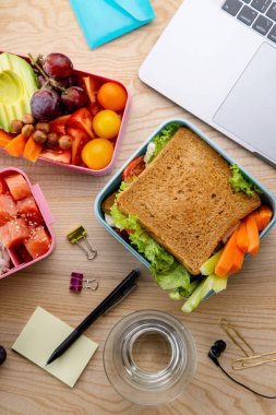  bento kutular ahşap masa, günlük ofis dizüstü yakınındaki sağlıklı öğle yemeklerinde kavramı Öğle Yemeği