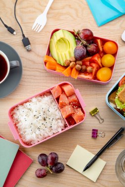  bento kutular ahşap masa, günlük ofis dizüstü yakınındaki sağlıklı öğle yemeklerinde kavramı Öğle Yemeği