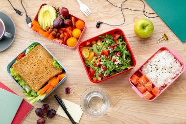  bento kutular ahşap tablo, günlük ofis sağlıklı öğle yemeklerinde kavramı Öğle Yemeği