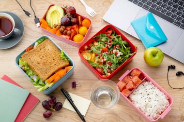  bento kutular ahşap masa, günlük ofis dizüstü yakınındaki sağlıklı öğle yemeklerinde kavramı Öğle Yemeği
