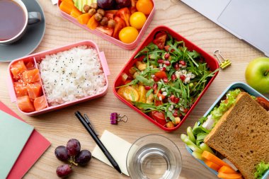  bento kutular ahşap masa, günlük ofis dizüstü yakınındaki sağlıklı öğle yemeklerinde kavramı Öğle Yemeği