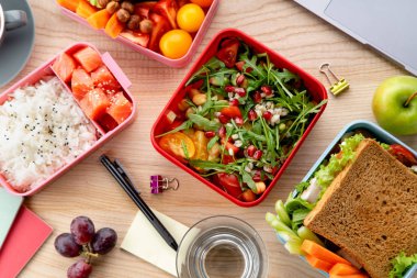  bento kutular ahşap masa, günlük ofis dizüstü yakınındaki sağlıklı öğle yemeklerinde kavramı Öğle Yemeği