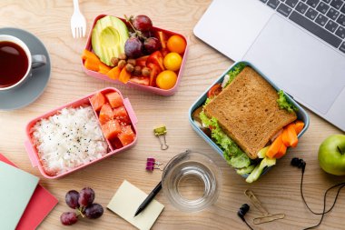  bento kutular ahşap masa, günlük ofis dizüstü yakınındaki sağlıklı öğle yemeklerinde kavramı Öğle Yemeği