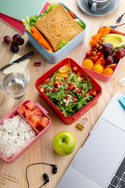 Platos Almuerzo Saludable Cajas Bento Cerca Computadora Portátil Mesa Madera — Foto de Stock