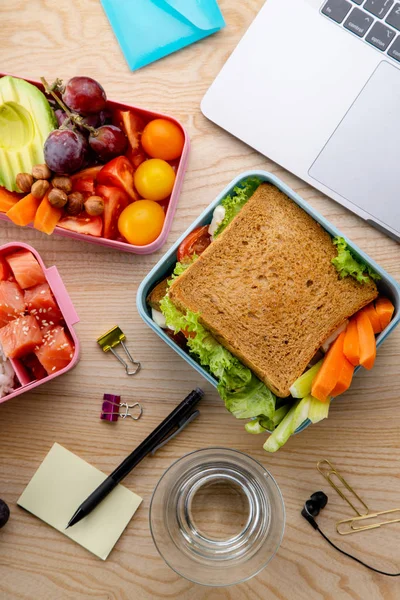 Platos Almuerzo Saludable Cajas Bento Cerca Computadora Portátil Mesa Madera — Foto de Stock