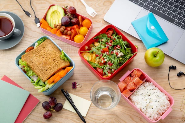 Platos Almuerzo Saludable Cajas Bento Cerca Computadora Portátil Mesa Madera — Foto de Stock