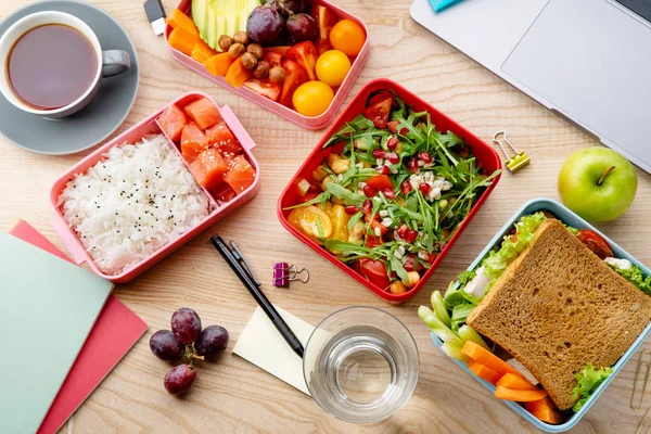 Platos Almuerzo Saludable Cajas Bento Cerca Computadora Portátil Mesa Madera — Foto de Stock