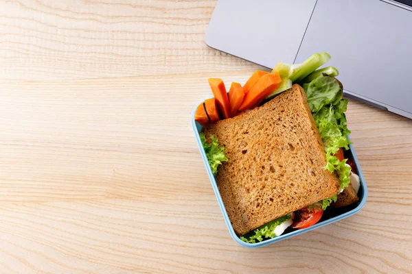 Здоровий Бутерброд Зеленню Шинкою Овочами Пластиковій Тарі Біля Ноутбука Дерев — стокове фото