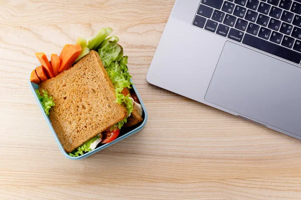 Sándwich Saludable Con Verduras Jamón Con Verduras Recipiente Plástico Cerca — Foto de Stock