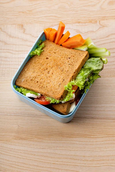 Gesundes Sandwich Mit Gemüse Und Schinken Plastikbehälter Auf Holzgrund Office — Stockfoto