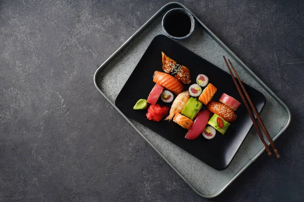 Conjunto Sushi Rollos Servidos Plato Con Palillos Madera Tazón Con — Foto de Stock