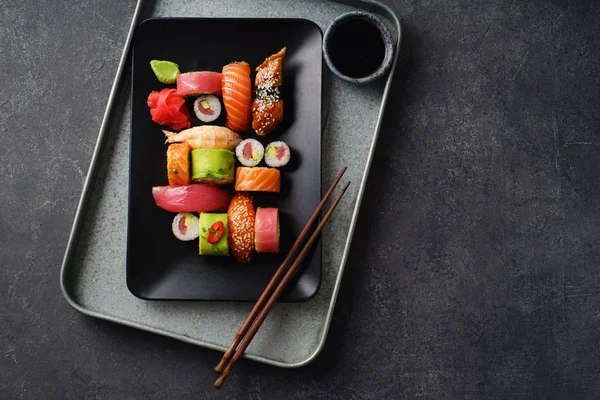 Conjunto Sushi Rollos Servidos Plato Con Palillos Madera Tazón Con — Foto de Stock