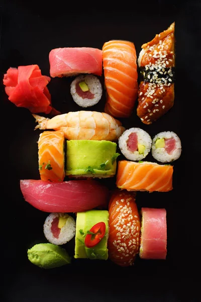 Conjunto Sushi Rollos Servidos Plato Con Palillos Madera Primer Plano — Foto de Stock