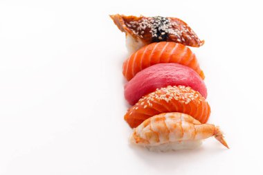 Yılan balığı ile çeşitli suşi ve karides somon ve beyaz arka plan üzerinde izole ton balığı ile yaratıcı düzenini yakın çekim 