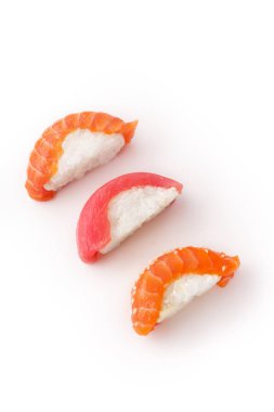 Beyaz arka plan üzerinde izole çeşitli suşi ile yaratıcı düzen yakın çekim 