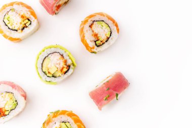 renkli suşi rulo beyaz zemin üzerine izole et ürünleri ile yakın çekim 