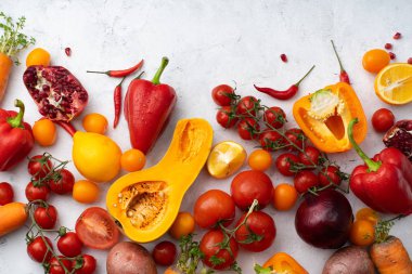 Beyaz arka planda düzenlenmiş renkli sebzeler. Vegan beslenme konsepti
