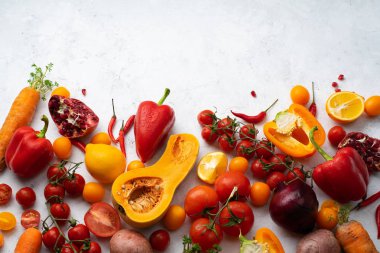 Beyaz arka planda düzenlenmiş renkli sebzeler. Vegan beslenme konsepti