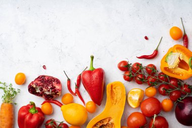 Beyaz arka planda düzenlenmiş renkli sebzeler. Vegan beslenme konsepti