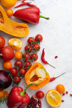 Beyaz arka planda düzenlenmiş renkli sebzeler. Vegan beslenme konsepti