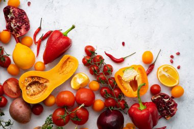 Beyaz arka planda düzenlenmiş renkli sebzeler. Vegan beslenme konsepti