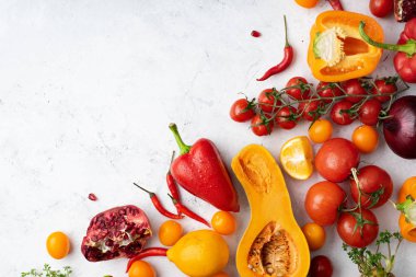 Beyaz arka planda düzenlenmiş renkli sebzeler. Vegan beslenme konsepti