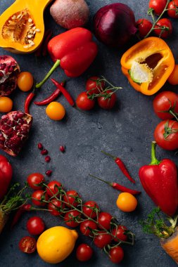 Beton gri arka planda taze renkli sebze yığını, sağlıklı gıda maddeler kavramı