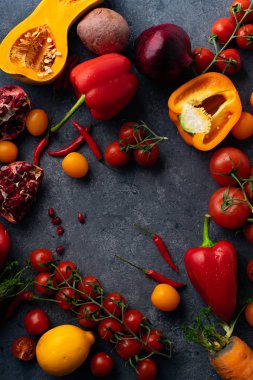 Beton gri arka planda taze renkli sebze yığını, sağlıklı gıda maddeler kavramı
