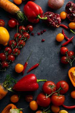 Beton gri arka planda taze renkli sebze yığını, sağlıklı gıda maddeler kavramı