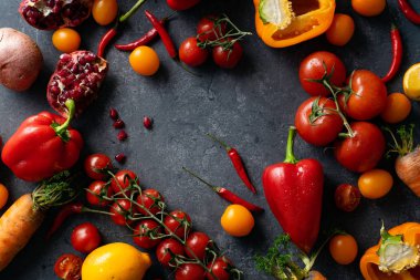 Beton gri arka planda taze renkli sebze yığını, sağlıklı gıda maddeler kavramı