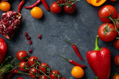 Beton gri arka planda taze renkli sebze yığını, sağlıklı gıda maddeler kavramı