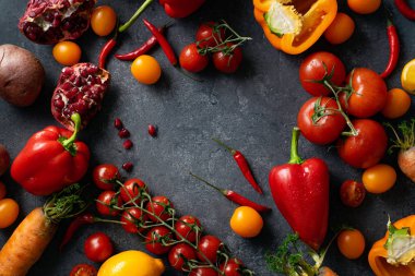 Beton gri arka planda taze renkli sebze yığını, sağlıklı gıda maddeler kavramı