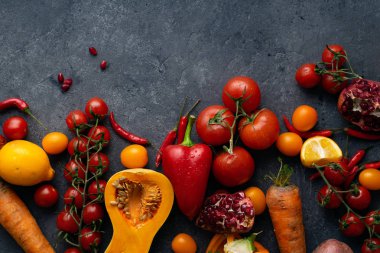 Beton gri arka planda taze renkli sebze yığını, sağlıklı gıda maddeler kavramı
