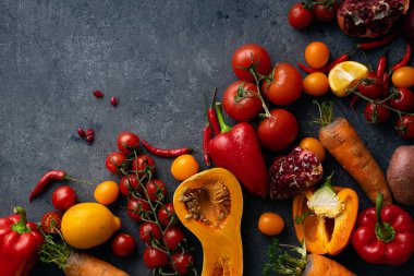 Beton gri arka planda taze renkli sebze yığını, sağlıklı gıda maddeler kavramı