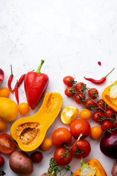 Kolorowe Warzywa Ułożone Białym Tle Koncepcja Żywienia Wegańskiego — Zdjęcie stockowe