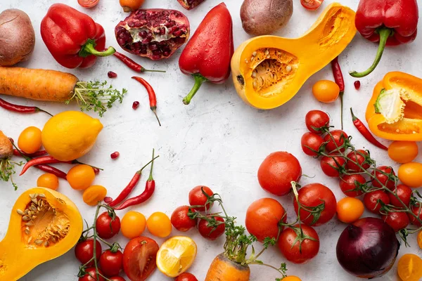 Färgglada Grönsaker Arrangerade Vit Bakgrund Konceptet Vegankost — Stockfoto