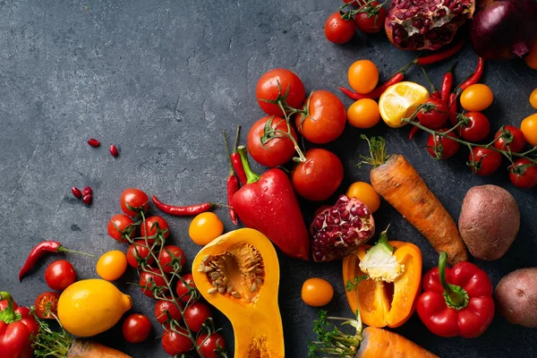 Pila Verduras Frescas Colores Sobre Fondo Gris Concreto Concepto Ingredientes — Foto de Stock