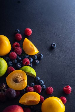 karanlık arka planda taze meyve ve çilek. Vegan beslenme konsepti 