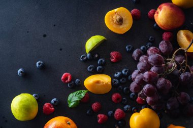 karanlık arka planda taze meyve ve çilek. Vegan beslenme konsepti 