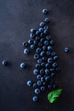 Koyu arka planda taze olgun yaban mersini, üst görünüm 